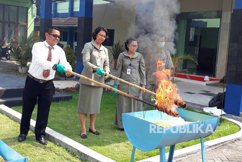 Balai Pengawas Obat dan Makanan di Yogyakarta pemusnahan dengan membakar mie basah mengandung formalin sebanyak 75 kilogram di halaman BBPOM di Yogyakarta, Senin (12/6).