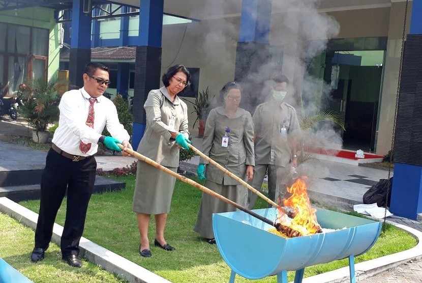 Balai Pengawas Obat dan Makanan diYogyakarta pemusnahan dengan membakar mie basah mengandung formalin sebanyak 75 kilogram di halaman BBPOM di Yogyakarta, Senin (12/6).