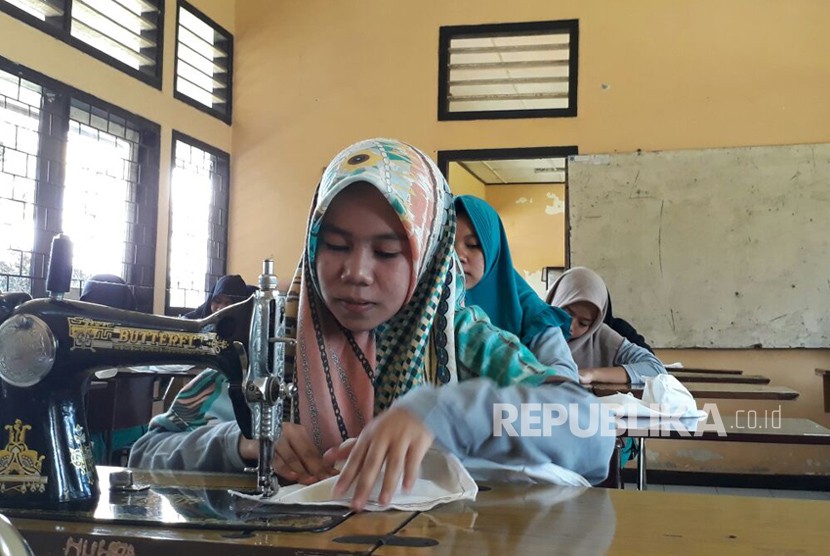 Kegiatan pelatihan remaja di Balai Sosial Bina Remaja Karya Mandiri di Desa Bengkel, Kecamatan Labuapi, Kabupaten Lombok Barat, Nusa Tenggara Barat (NTB).