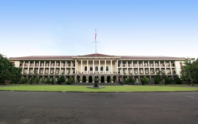 Balairung Universitas Gadjah Mada (UGM) di Kabupaten Sleman, Provinsi Daerah Istimewa Yogyakarta (DIY). 