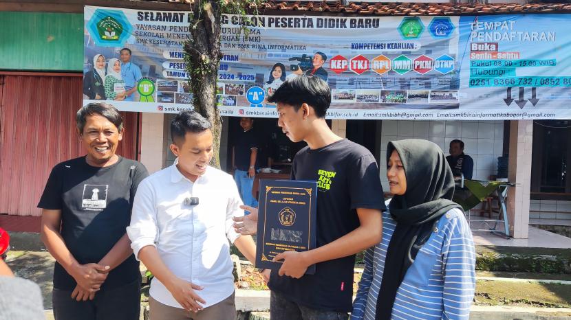 Balal calon wali kota Bogor, Sendi Fardiansyah (baju putih), saat membantu menebus ijazah warga Bogor, yang masih ditahan pihak sekolah.