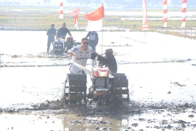 Balap Traktor 2024 digelar dalam rangka Pesta Tani Indramayu se-Kecamatan Indramayu, di Arena Balap Traktor Blok Bugel, Desa Pekandangan, Kecamatan/Kabupaten Indramayu, Rabu (31/7/2024). 