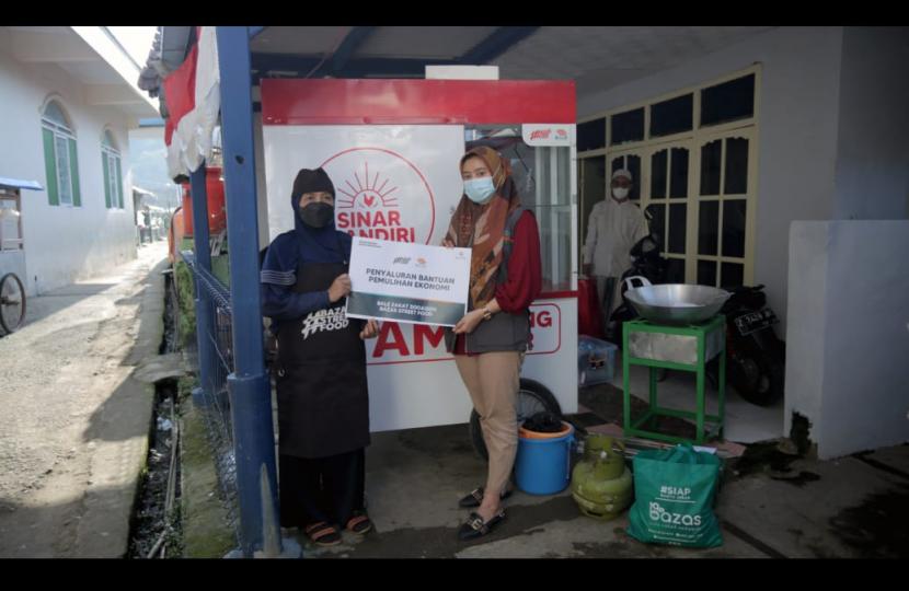 Bale Zakat Shodaqoh menyerahkan gerobak yang dinamakan Bazas Street Food kepada pelaku usaha dari kalangan fakir miskin. 