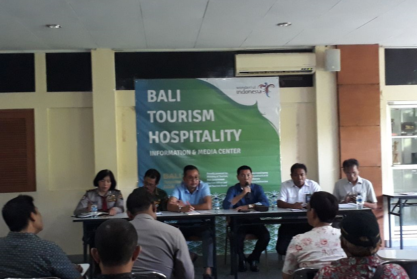 Bali Tourism Hospitality (BTH) yang terdiri dari berbagai lembaga dan instansi terkait menyiapkan standar operasional prosedur (SOP) penanganan dan pemberangkatan tamu dari Bandara Internasional I Gusti Ngurah Rai jika terjadi penutupan bandara akibat bencana Gunung Agung. 