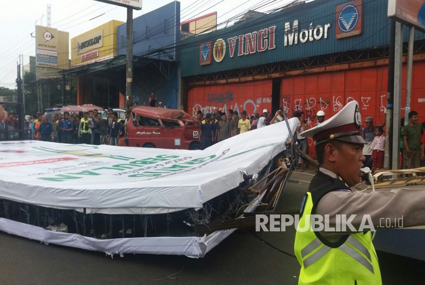 Baliho ambruk di Jalan Sultan Agung, Medansatria, Kota Bekasi, Kamis (2/3). 