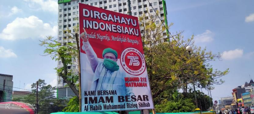 Baliho bergambar Imam Besar Habib Rizieq Shihab di Matraman, Jakarta Pusat, Rabu (19/8).