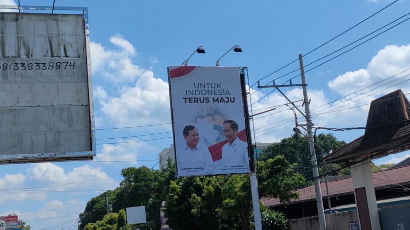 Banyak baliho bergambar Presiden Jokowi dan Prabowo Subianto terpasang di Kota Solo, Provinsi Jawa Tengah, Ahad (2/7/2023).