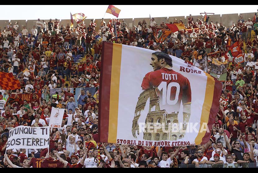 Baliho berukuran raksasa Francisco Totti diusung supporter AS Roma  pertandingan terakhir Francesco Totti bersama AS Roma melawan Genoa CFC di Stadion Olympico, Roma, Senin (29) dini hari.