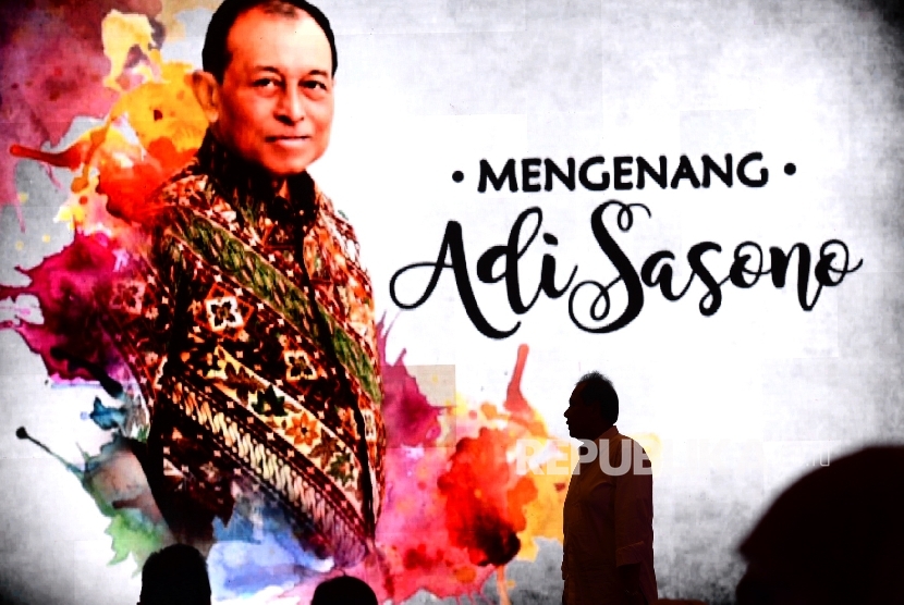 Baliho besar bergambar Almarhun Adi Sasono dipajang pada acara Mengenang Adi Sasono di Jakarta, Ahad (25/9). 