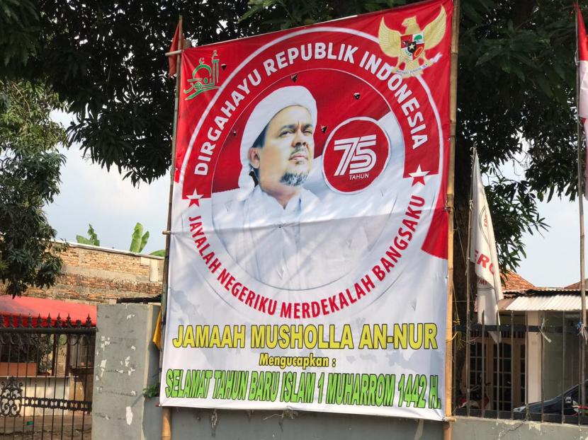 Baliho Habib Rizieq Shibah terpampang di Jalan H. Batong IV, Kelurahan Cilandak Barat, Jaksel, Rabu (19/8).