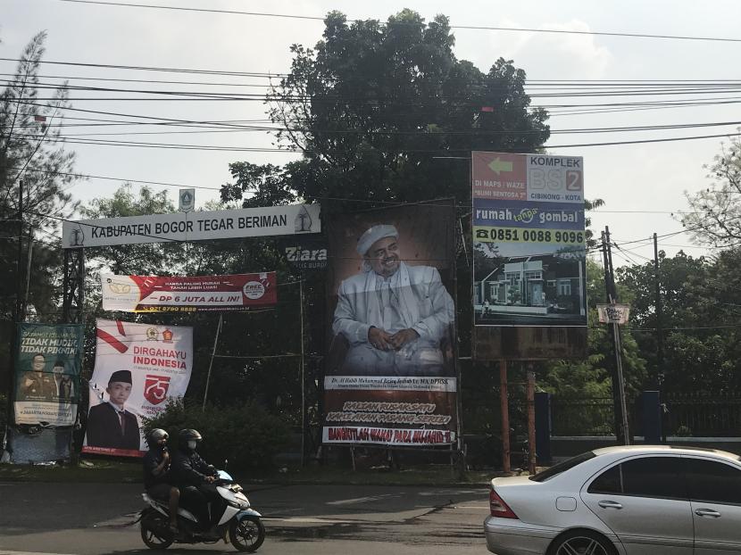 Baliho Habib Rizieq Shihab terpasang di Jalan Raya Karadenan, Kabupaten Bogor, Jawa Barat, Rabu (19/8).