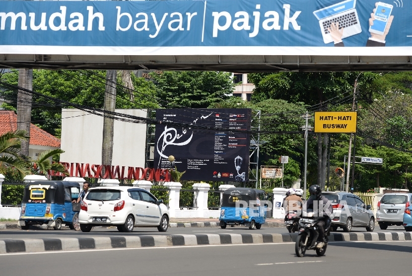  Baliho himbauan membayar pajak dipajang di JPO Gambir, Jakarta, Ahad (24/4).(Republika/ Wihdan)