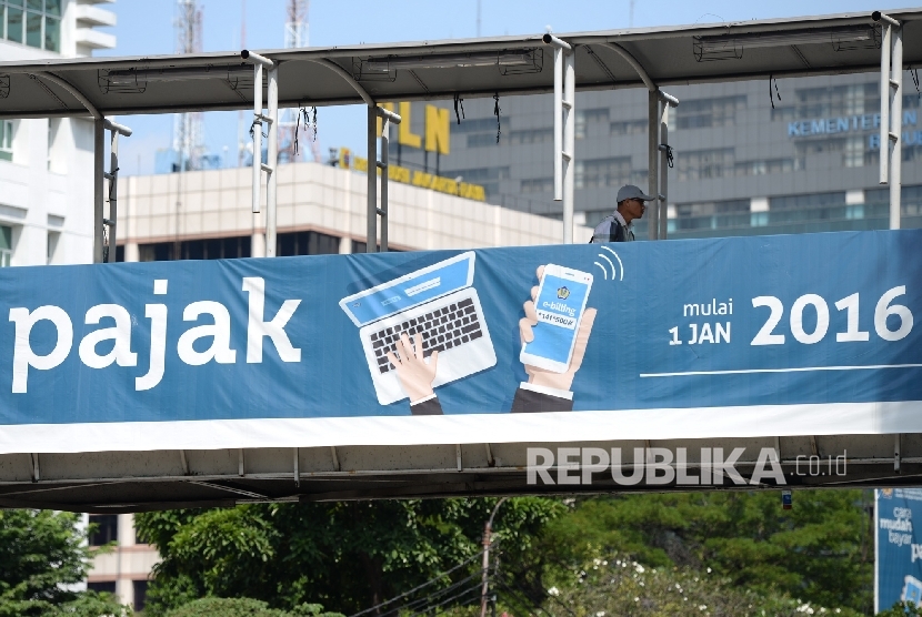 Baliho himbauan membayar pajak dipajang di JPO Gambir, Jakarta, Ahad (24/4).(Republika/ Wihdan)