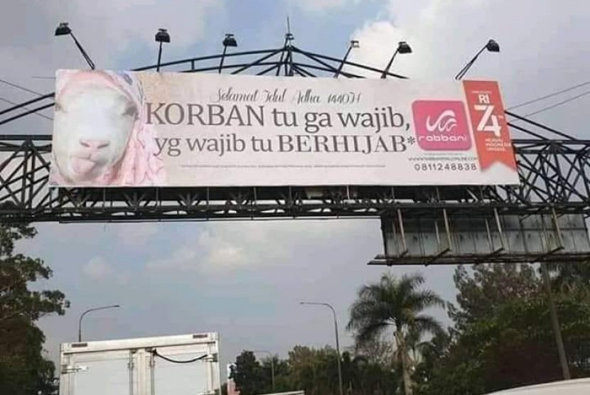 Baliho iklan Rabbani di pintu keluar Tol Pasteur, Kota Bandung.