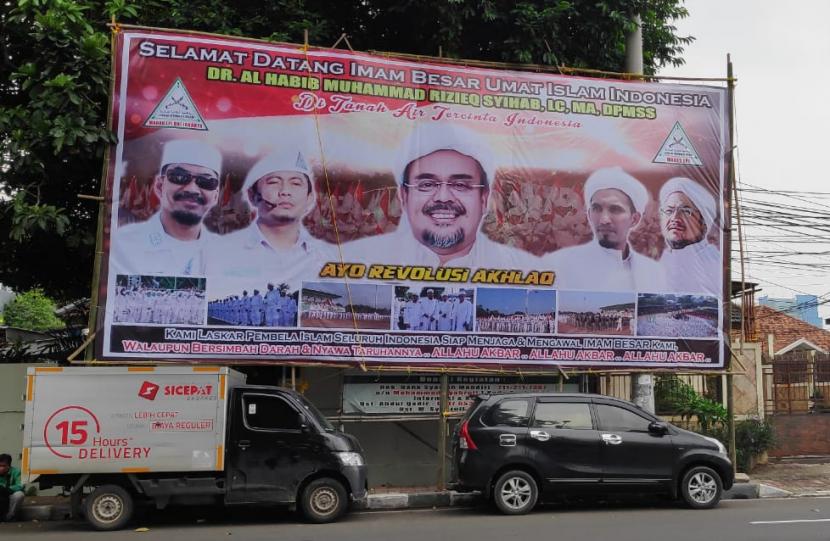 Baliho menyambut kepulangan Habib Rizieq terpasang di dekat Markas Front Pembela Islam (FPI), tepatnya di Jalan KS Tubun, Jakarta Pusat, Senin (26/10). Pangdam Jaya memerintahkan semua baliho bergambar Habib Rizieq Shihab untuk ditertibkan dan dicopot.