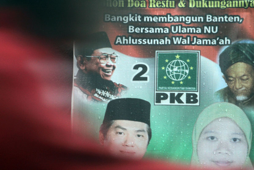  Baliho sosialisasi caleg dari Partai Kebangkitan Bangsa (PKB) yang menggunakan foto Gus Dur di kawasan Ciputat, Tangerang Selatan, Banten, Rabu (15/1). 