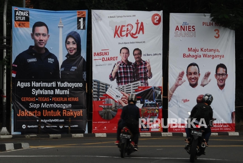  Baliho tiga pasang calon Pilkada DKI Jakarta terpasang di kawasan Tugu Tani, Jakarta, Ahad (20\11).