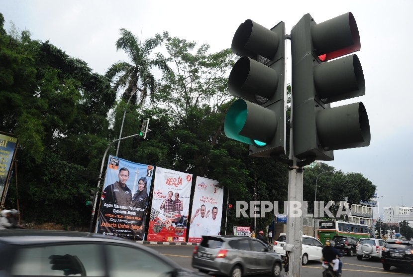  Baliho tiga pasang calon Pilkada DKI Jakarta terpasang di kawasan Tugu Tani, Jakarta, Ahad (20\11). 