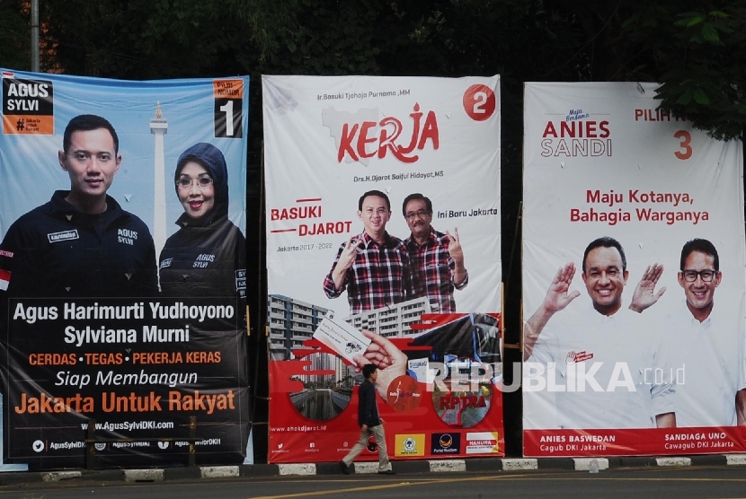  Baliho tiga pasang calon Pilkada DKI Jakarta terpasang di kawasan Tugu Tani, Jakarta, Ahad (20\11).