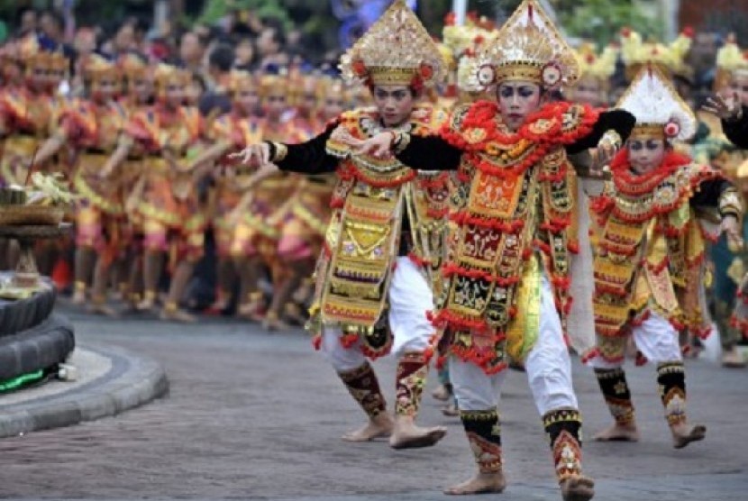 Balinese dancers perform in a cultural carnival in Denpasar, Bali, on Monday. The carnival is a part of new year's event in the island. Meanwhile, the hotel occupancy rates is reported cut 20 percent from 100 percent to 80 percent. (illustration)