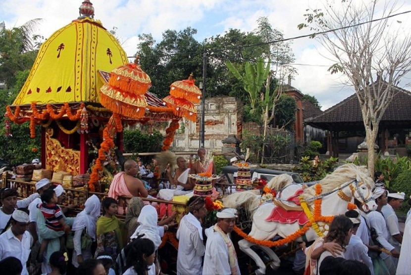 Balinese Hindus hold a religious ceremony in Karangasem, Bali. Bali Regional House of Representative plans to relocate provincial capital, from Denpasar to Karangasem. (illustration)