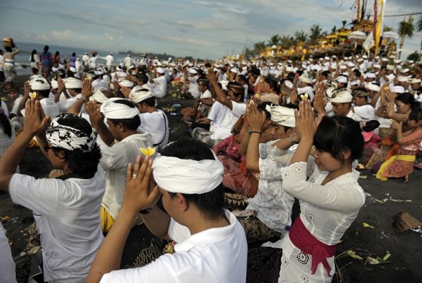 Balinese people hold a religious ceremony in Gianyar, Bali. Concern over Balinese tradition among modern life makes Akiko Nozawa wants to introduce the culture to Japanese kindergartens through comics. (illustration)