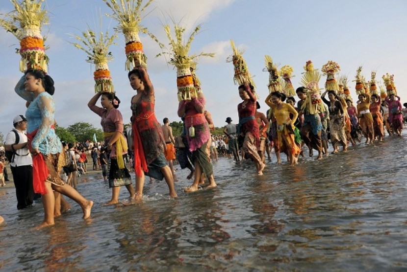 Balinese women join a annual carnival which coincidently one package with Bali bombing commemoration, last year. (illustration)  