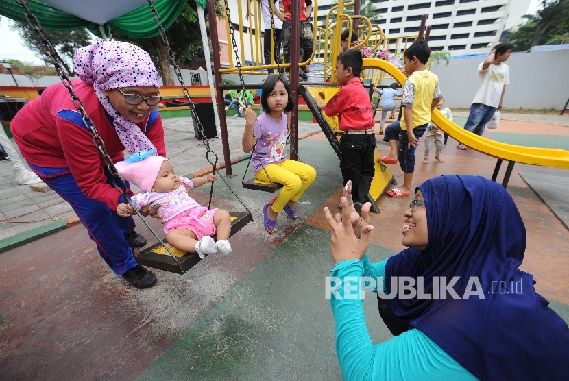  Balita bersama Ibu dan Nenek bermain di Fasilitias di Ruang Publik Terpadu Anak (RPTA) Citra Permata, Jakarta, Ahad, (24/9). 