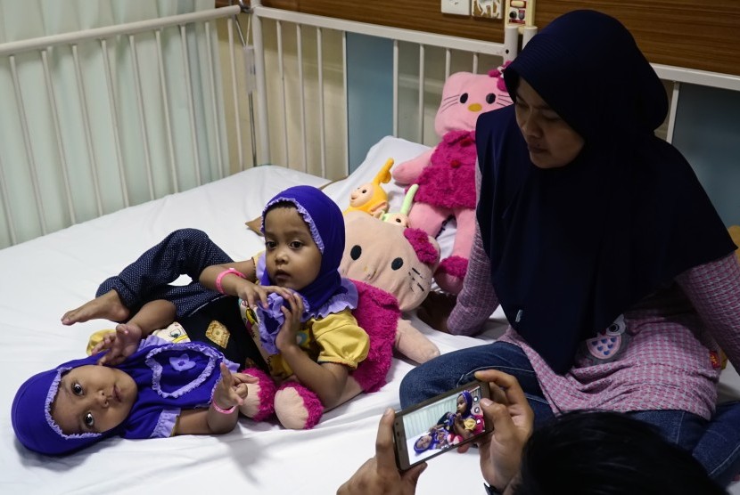 Balita kembar siam (conjoint twin abdominophygophagus) usia tiga tahun 10 bulan asal Garut, Al Putri Anugrah dan Al Putri Dewi Ningsih, berada di ruang Kemuning Rumah Sakit Hasan Sadikin Bandung, Jawa Barat, Senin (28/8).