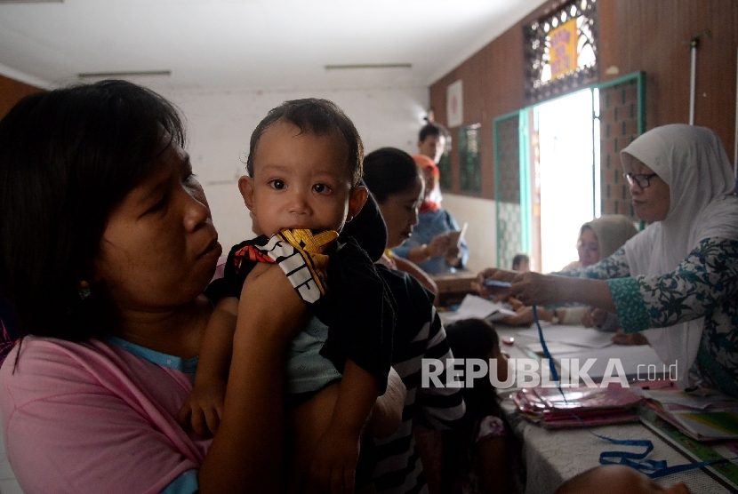  Balita mengangis usai dilakukan penimbangan di Posyandu Bunga Tanjung, Kelurahan Kebon Baru, Jakarta, Jumat (16/12).