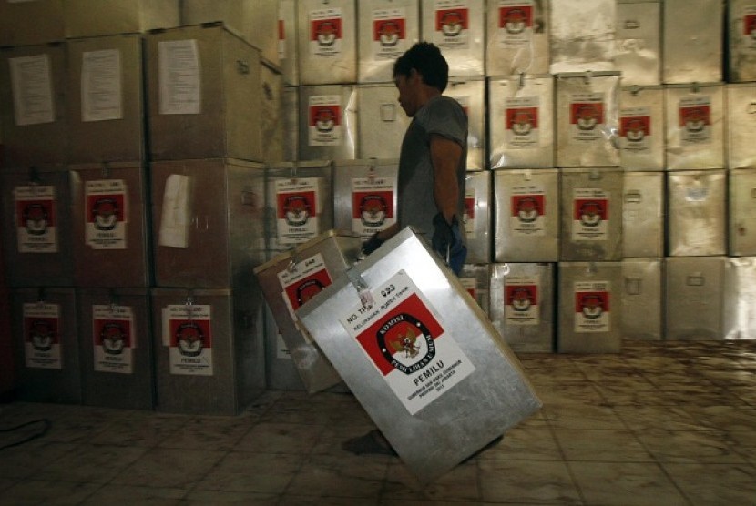 A man carries a ballot box. BBPT considers e-voting as an effective way to slash state budget for election. (Illustration)