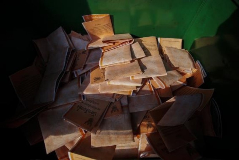 Ballot papers are pictured in a ballot box during vote counting at a polling station Bangkok February 2, 2014. 