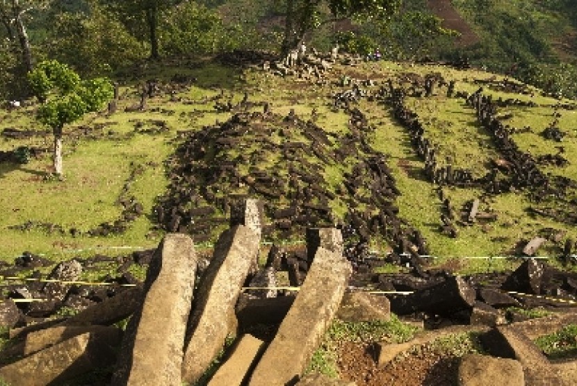 Balok batuan Andesit penyusun situs Megalitik Gunung Padang terhampar di pelataran situs di desa Karya Mukti, Cempaka, Cianjur, Jawa Barat