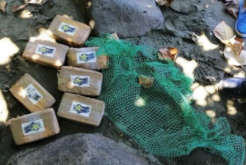 Balok kokain yang ditemukan terdampar di pantai Filipina, Ahad (7/7).