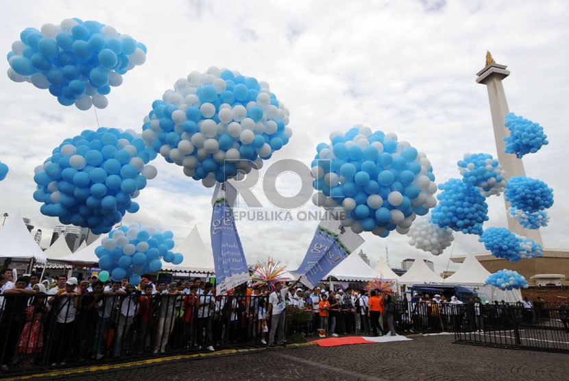  Balon-balon gas mewarnai acara peluncuran Gerakan Ekonomi Syariah (GRES!) di Lapangan Silang Monas, Jakarta, Ahad (17/11).  (Republika/Aditya Pradana Putra)