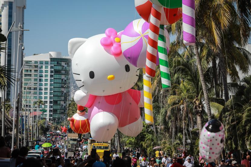 Balon raksasa Hello Kitty terlihat di Acapulco, negara bagian Guerrero, Meksiko, 06 Januari 2023.
