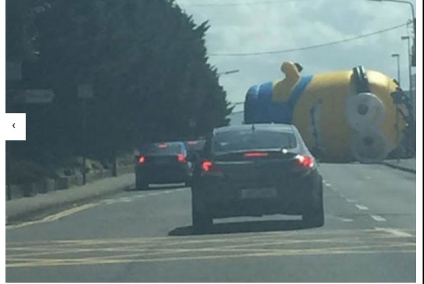 Balon raksasa minion terjatuh ke tengah jalan raya di Irlandia
