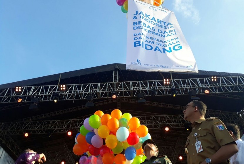 Balon yang membawa pesan perdamaian diterbangkan ke udara pada perayaan Paskah Gereja Bethel Indonesia (GBI) Glow Fellowship Center di Monumen Nasional (Monas), Jakarta Pusat, Ahad (1/4).
