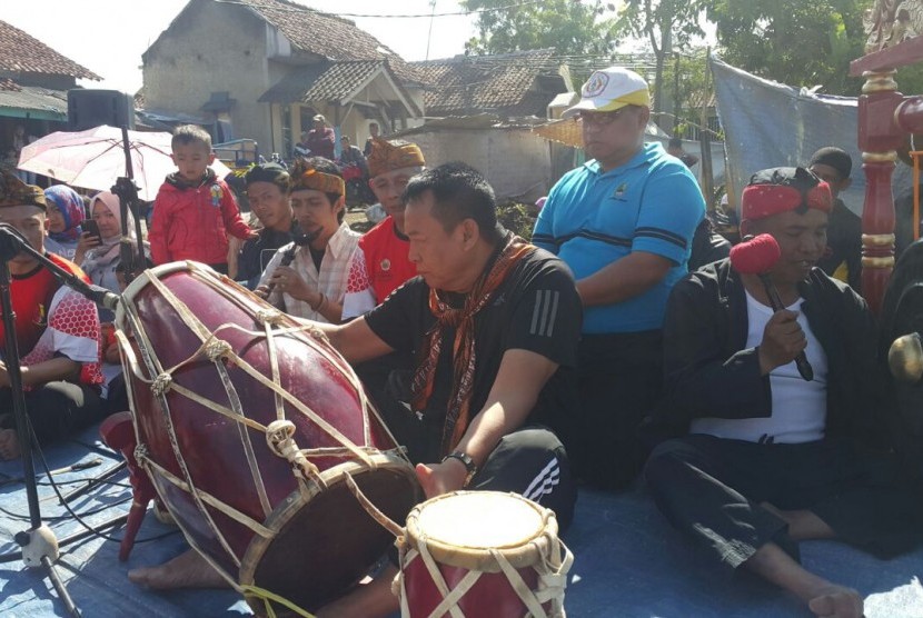 Balongub Jabar Tb Hasanuddin tengah menabuh kendang dalam acara Jumat Bersih yang disertai pertunjukkan pencak silat di bantaran Sungai Citarum, Kabupaten Bandung, Jumat (9/2).