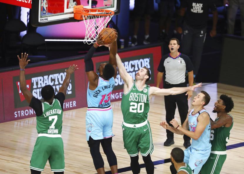  Bam Adebayo tampil luar biasa dengan mencetak memiliki 21 poin dan 12 rebound saat Heat kalahkan Boston Celtics pada laga Rabu dini hari.