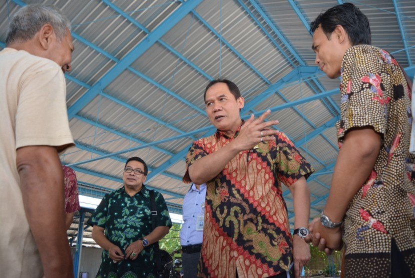 Bambang Haryo Soekartono (kedua kanan).