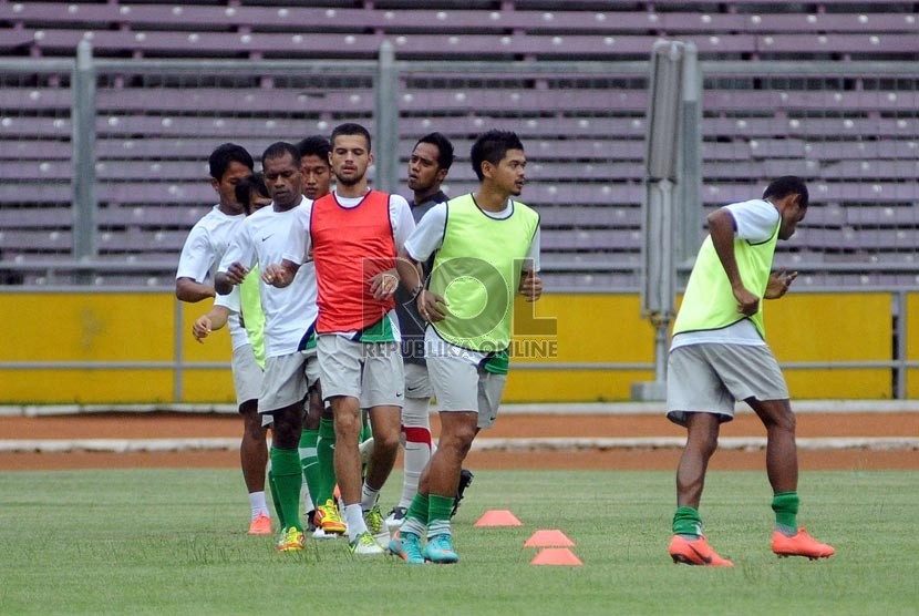  Bambang Pamungkas bersama pemain lainnya mengikuti latihan perdana Tim Nasional Indonesia seusai libur Idul Adha di Stadion Utama Gelora Bung Karno, Jakarta, Selasa (30/10).      (Prayogi)
