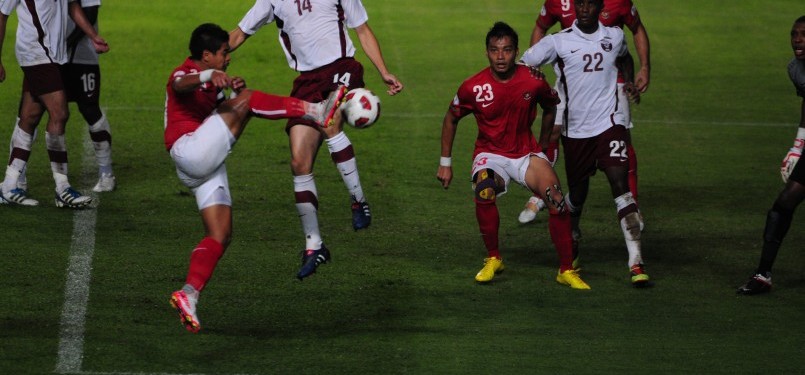 Bambang Pamungkas, berusaha menceploskan bola dalam sebuah kemelut di depan gawang Qatar, dalam pertandingan Pra Piala Dunia Grup E Zona Asia di Stadion Gelora Bung Karno, Jakarta, Selasa (11/10). (Republika/Yogi Ardhi)