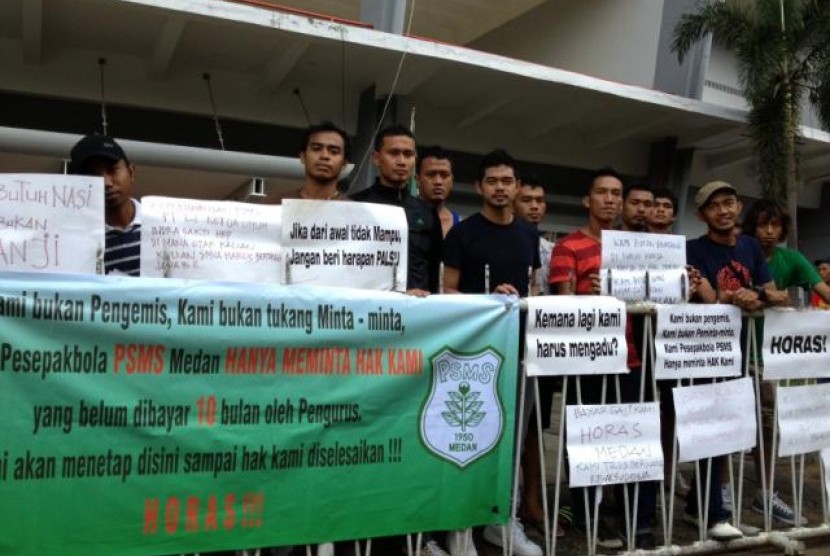Bambang Pamungkas dan kawan-kawan mendukung aksi para pemain PSMS yang menuntut hak-haknya.