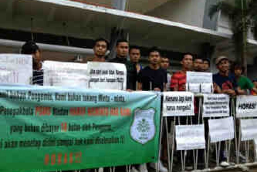 Bambang Pamungkas dan kawan-kawan turut mendukung aksi para pemain PSMS Medan yang memperjuangkan hak-haknya.