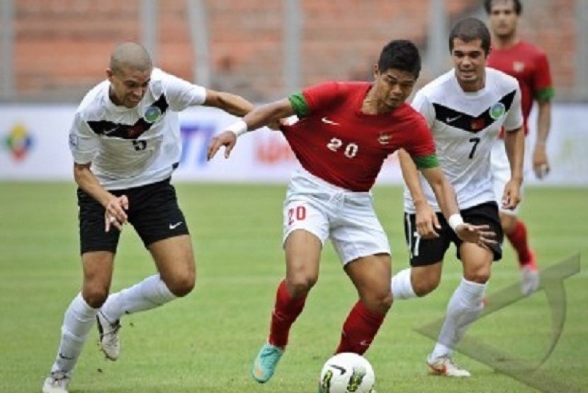 Bambang Pamungkas dikepung beberapa dua pemain Timor Leste.