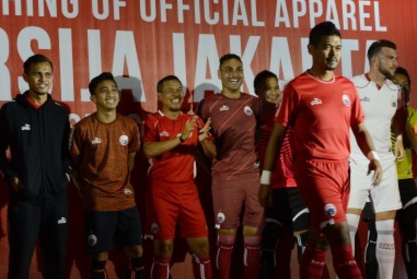 Bambang Pamungkas mengenalkan jersey baru Persija Jakarta, Jumat (2/2). Pemain dan ofisial Persija Jakarta mengenakan jersey terbaru yang akan digunakan pada kompetisi tahun 2018 saat peluncurannya di Jakarta.