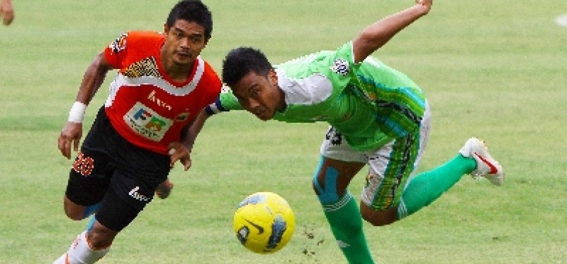 Bambang Pamungkas (Persija) dan Hamka Hamzah (Mitra Kukar) di Stadion GBK