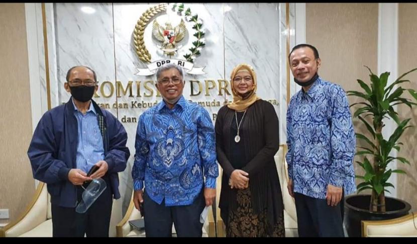 Bambang Pharmasetiawan, Susetya Herawati, Pontjo Sutowo, dan Wisnu (dari kanan ke kiri) saat menyerahkan naskah akademik sistem kebudayaan dan pendidikan nasional pada 2020 di Komisi X DPR RI.