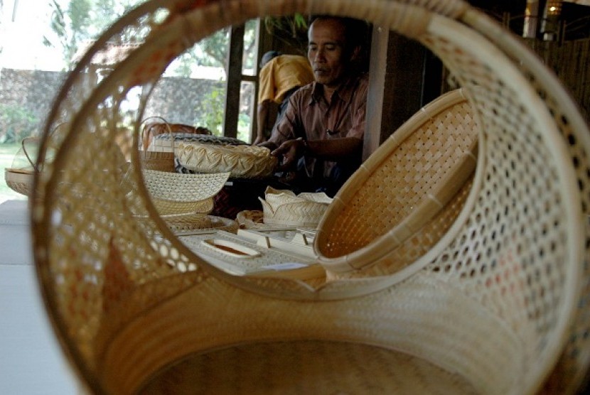 Bamboo handycraft is a part of the flourishing creative industry in Indonesia. (illustration) 